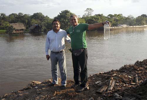 Representante peruano ao lado do brasileiro Evaldo Malato (a direita) / Foto:  Divulgação 